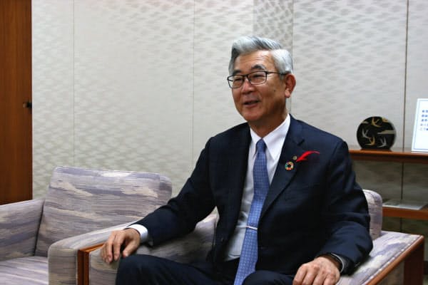 山梨中央銀行の関光良頭取(29日、甲府市の同行本店)