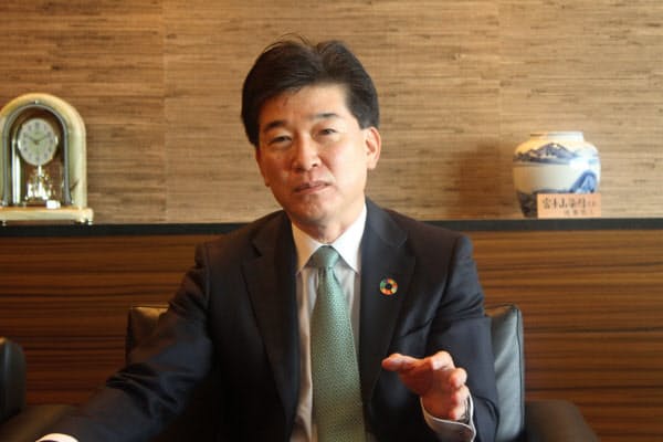 インタビューに応じる静岡銀行の柴田久頭取(29日、静岡市)