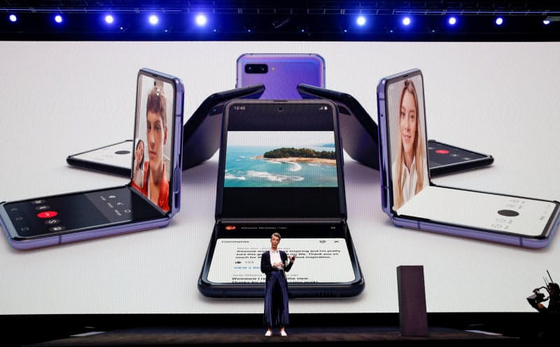 サムスンのスマホ部門は6年ぶりの営業利益を稼ぎ出した(20年2月の折り畳みスマホ発表会)=ロイター サムスンのスマホ部門は6年ぶりの営業利益を稼ぎ出した(20年2月の折り畳みスマホ発表会)=ロイター