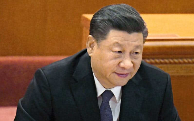 中国の習近平指導部は対米摩擦の長期化をにらみ国内経済の底上げを急ぐ(23日、北京の人民大会堂)=共同 中国の習近平指導部は対米摩擦の長期化をにらみ国内経済の底上げを急ぐ(23日、北京の人民大会堂)=共同