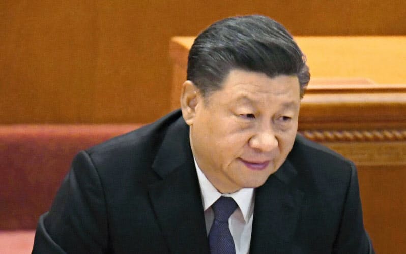 中国の習近平指導部は対米摩擦の長期化をにらみ国内経済の底上げを急ぐ(10月23日、北京の人民大会堂)=共同 中国の習近平指導部は対米摩擦の長期化をにらみ国内経済の底上げを急ぐ(10月23日、北京の人民大会堂)=共同