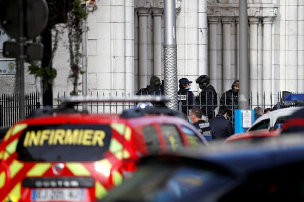 29日、フランス南部ニースで、テロ事件があったとされるノートルダム教会の周辺を警戒する警察官ら=ロイター
