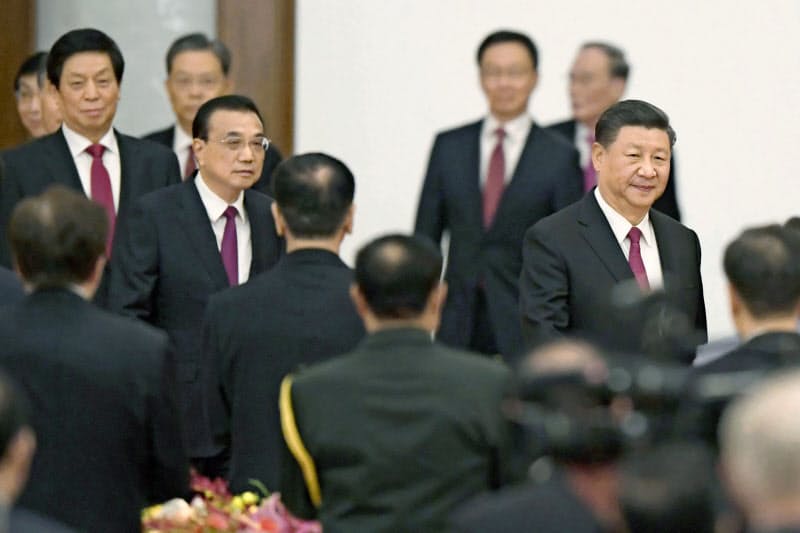 習近平国家主席(右端)ら指導部(9月、北京の人民大会堂)=共同 習近平国家主席(右端)ら指導部(9月、北京の人民大会堂)=共同