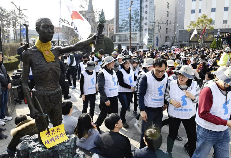 現在の冷えきった日韓の外交関係は2年前の韓国大法院の徴用工判決が起点になっている。韓国・釜山の日本総領事館の近くにある公園前の歩道に置かれた徴用工像(3月)=共同 現在の冷えきった日韓の外交関係は2年前の韓国大法院の徴用工判決が起点になっている。韓国・釜山の日本総領事館の近くにある公園前の歩道に置かれた徴用工像(3月)=共同