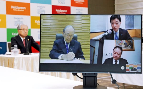 西村経財相(モニター右上)が経済3団体と開いたオンラインの意見交換会。左奥は経団連の古賀信行審議員会議長(30日午前、東京都千代田区)=共同