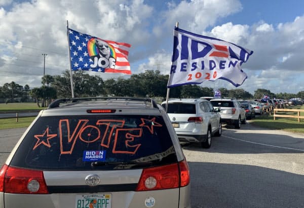 29日、バイデン前副大統領の「ドライブイン集会」には長蛇の自動車の列ができた(南部フロリダ州タンパ)