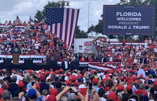 29日、トランプ米大統領の集会に数千人の支持者が駆けつけた(南部フロリダ州タンパ)
