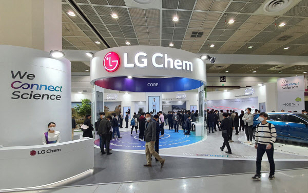 Lg化学 電池素材に5800億円投資 部材も自前生産 日本経済新聞