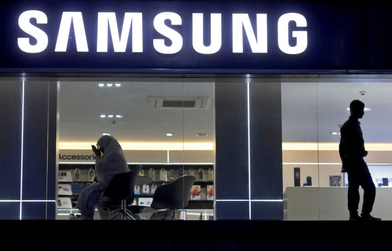 韓国サムスン電子はインドでのスマホ出荷が伸び世界シェアは1位に返り咲いた(ニューデリーの販売店)=ロイター 韓国サムスン電子はインドでのスマホ出荷が伸び世界シェアは1位に返り咲いた(ニューデリーの販売店)=ロイター