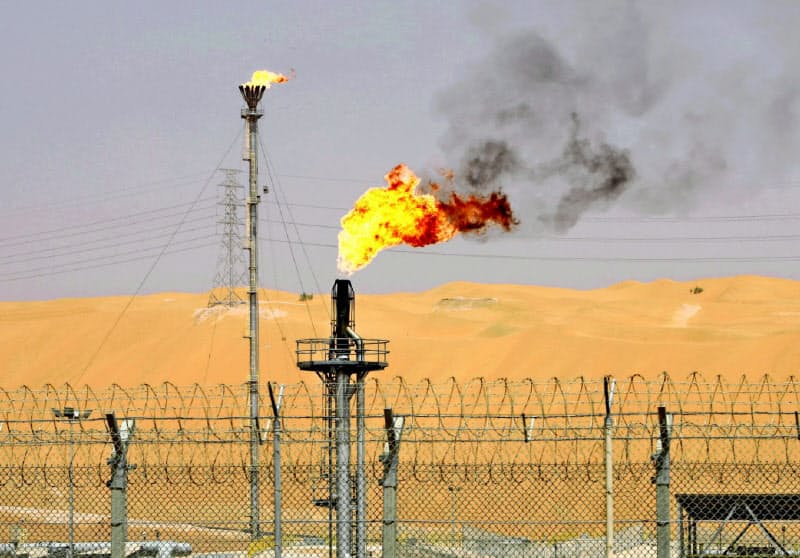 サウジアラビアの大幅増産をきっかけに原油相場は急落した（サウジの油田）＝ロイター