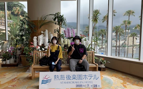 営業担当の北川さん（右）はゴールデンウイークの祝日を7月に振り替え静岡県熱海市を旅行した
