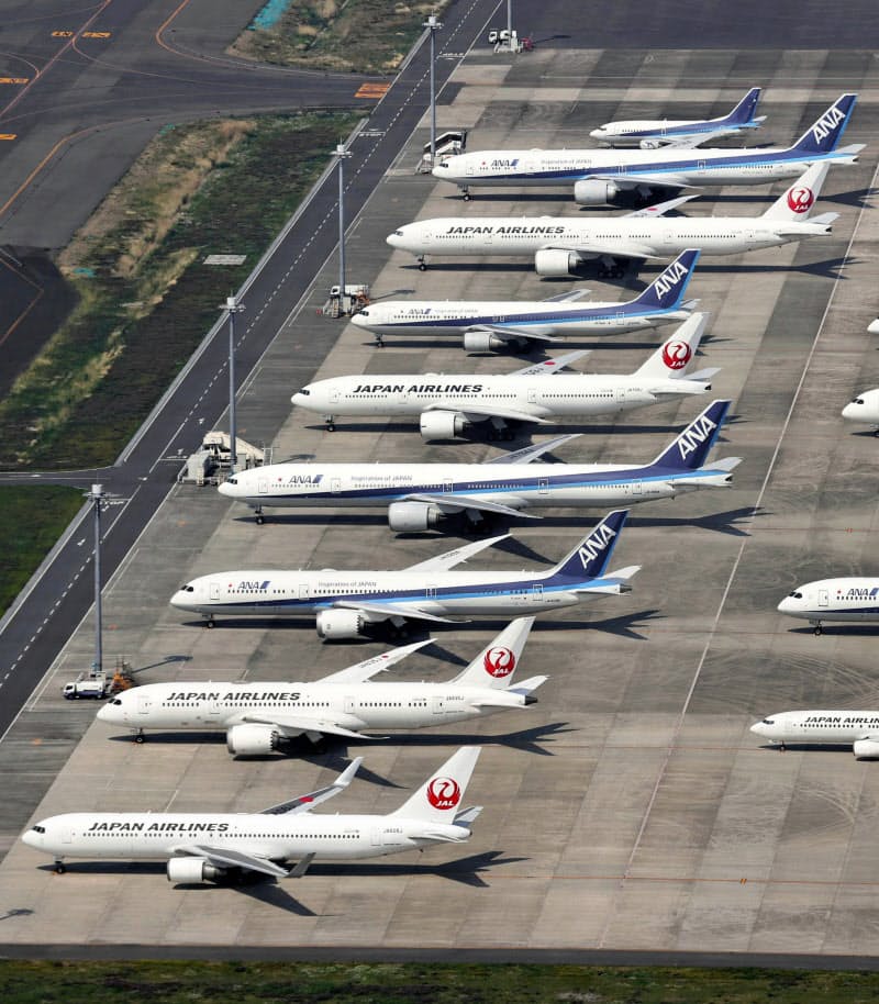 航空各社は売上高が前期比半減以下になる未曽有の逆風に直面(写真は羽田空港に駐機する各社の機材) 航空各社は売上高が前期比半減以下になる未曽有の逆風に直面(写真は羽田空港に駐機する各社の機材)