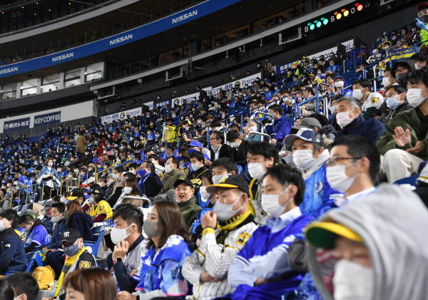 新型コロナ 観客 8割超 プロ野球で実験 制限緩和の道探る 日本経済新聞