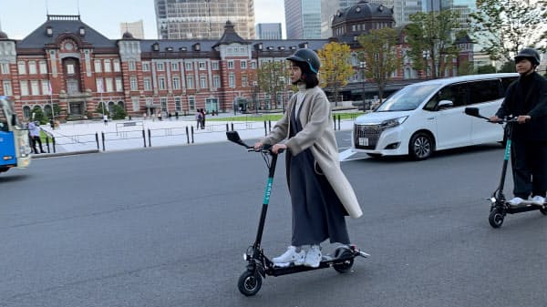 東京・丸の内などで2021年3月まで期間限定で電動キックボードの実証実験が行われる(東京都千代田区の東京駅前)