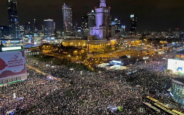 首都ワルシャワの中心部に集結したデモの参加者（30日）=ロイター