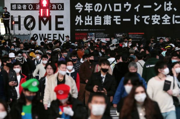 ハロウィーン当日を迎えた渋谷駅前のスクランブル交差点(31日、東京都渋谷区)