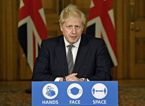 記者会見するジョンソン英首相(10月31日、ロンドン)=AP
