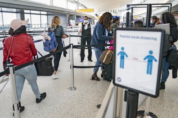 ニューヨーク州は31日、来訪者に新型コロナの検査を義務付ける新たな方針を発表した=AP