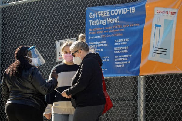 コロナ検査は無料で受けられる(10月8日、ニューヨーク市内)=ロイター
