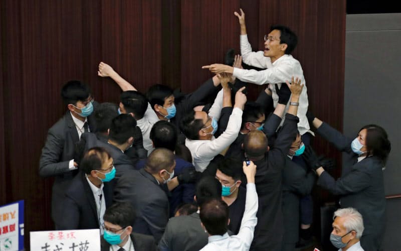 5月の立法会の審議混乱をめぐり民主派が逮捕された=ロイター 5月の立法会の審議混乱をめぐり民主派が逮捕された=ロイター