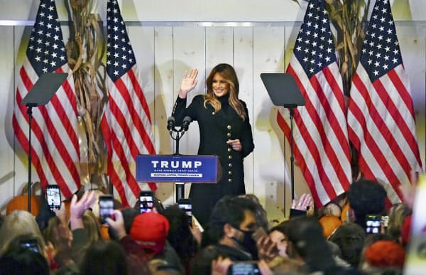 トランプ氏は家族を総動員して女性票の取り込みを狙う(10月31日、ペンシルベニア州の集会に参加するメラニア夫人)=AP