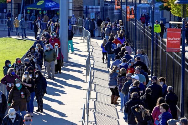 米大統領選の期日前投票のため並ぶ人たち(10月30日、オクラホマ州タルサ)=ロイター