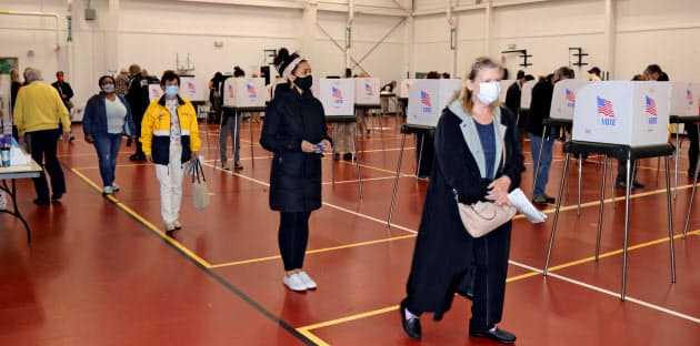 米大統領選の期日前投票のため並ぶ人たち(10月26日、メリーランド州アナポリス)=AP