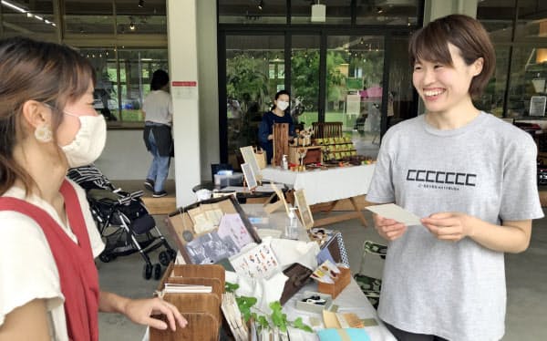 諸岡さん(右)は東京の大学を出てイナカで成長をめざす(隼ラボの日曜マーケットで)