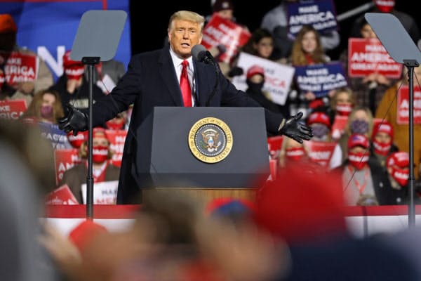 激戦州の東部ペンシルベニア州で演説するトランプ米大統領(10月31日)=ロイター
