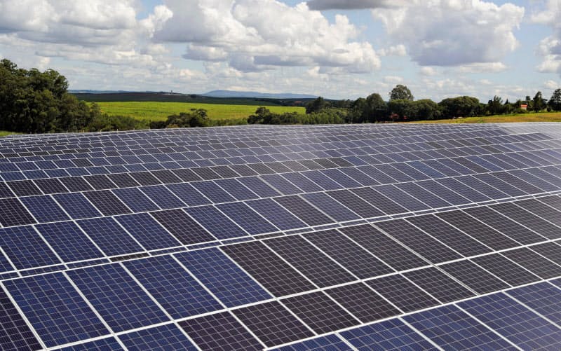 脱炭素には太陽光など再生可能エネルギーの比率を高めるとともに、新たな技術開発が不可欠だ=ロイター 脱炭素には太陽光など再生可能エネルギーの比率を高めるとともに、新たな技術開発が不可欠だ=ロイター