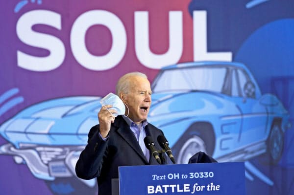 民主党大統領候補のバイデン前副大統領は2日、オハイオ州でマスクを持参して演説した=ロイター