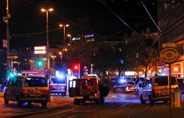 2日、警察当局が封鎖した銃撃事件現場付近(ウィーン)=ロイター