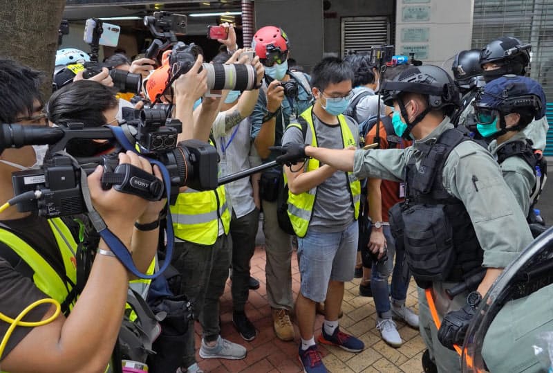 香港メディアへの締め付けが強まっている(5月、抗議活動を取材する記者)=AP 香港メディアへの締め付けが強まっている(5月、抗議活動を取材する記者)=AP