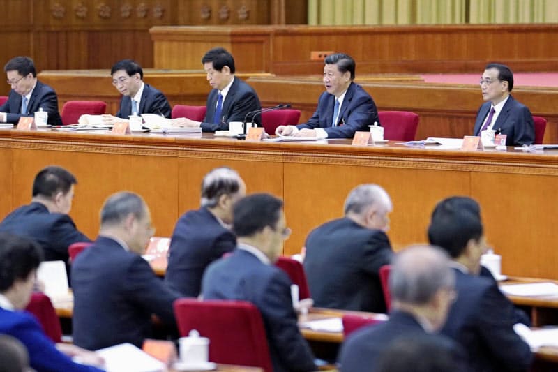 中国共産党の5中全会に臨む習近平総書記(右から2人目)ら=10月、北京(新華社=共同) 中国共産党の5中全会に臨む習近平総書記(右から2人目)ら=10月、北京(新華社=共同)