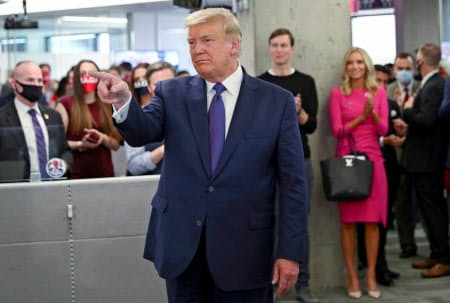 トランプ大統領は南部バージニア州の選挙対策本部を訪れ、再選に自信を示した=ロイター