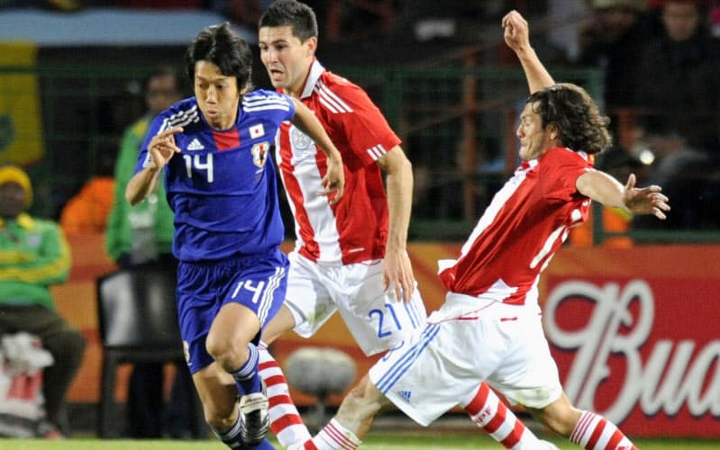 2010年6月、サッカーW杯南アフリカ大会のパラグアイ戦で攻め込む中村憲剛(左)=共同 2010年6月、サッカーW杯南アフリカ大会のパラグアイ戦で攻め込む中村憲剛(左)=共同