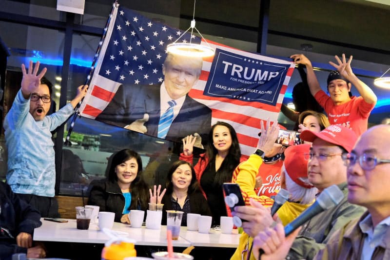 3日、南部テキサス州ヒューストンで開票速報を見るために集まった、トランプ米大統領支持のベトナム系米国人ら=ロイター 3日、南部テキサス州ヒューストンで開票速報を見るために集まった、トランプ米大統領支持のベトナム系米国人ら=ロイター