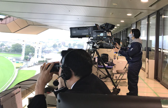 競馬の迫力を伝える 場内映像カメラマンの矜持 日本経済新聞 競馬の迫力を伝える 場内映像カメラマンの矜持 日本経済新聞