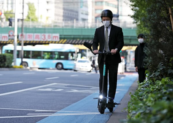 記者も自転車レーンで電動キックボードを試乗した(東京都千代田区)