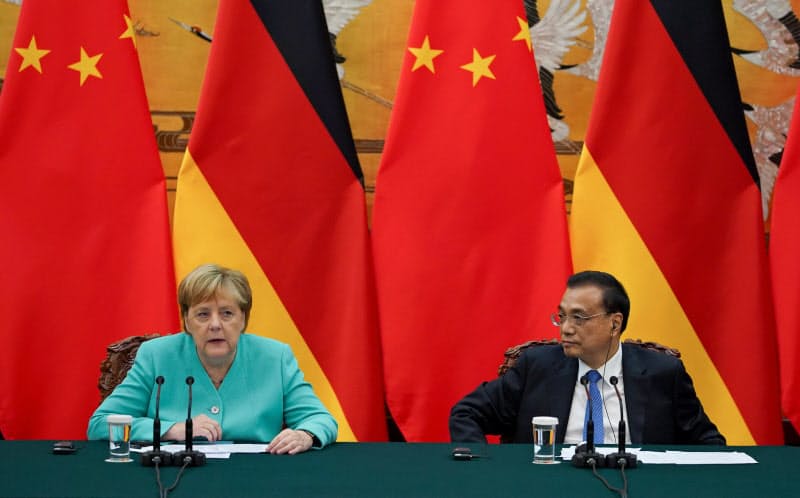 ドイツは中国をけん制するが、対中包囲網に加わりたいとは思っていない(2019年に訪中したメルケル独首相(左)と中国の李克強首相)=ロイター ドイツは中国をけん制するが、対中包囲網に加わりたいとは思っていない(2019年に訪中したメルケル独首相(左)と中国の李克強首相)=ロイター