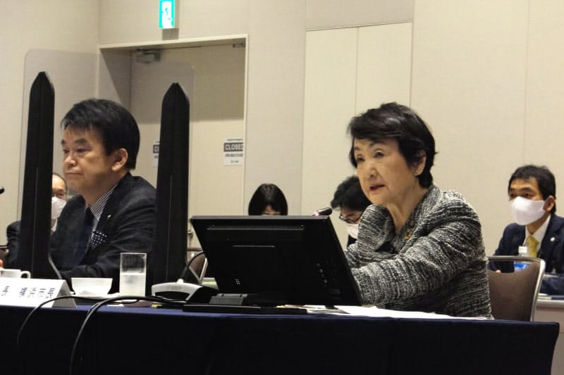 林文子会長（右）は「（大都市制度への）社会関心も高まってきている」と訴えた（５日、横浜市内）