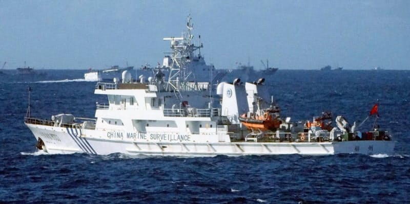 沖縄県・尖閣諸島周辺の接続水域を航行する中国公船(2016年8月)=共同 沖縄県・尖閣諸島周辺の接続水域を航行する中国公船(2016年8月)=共同