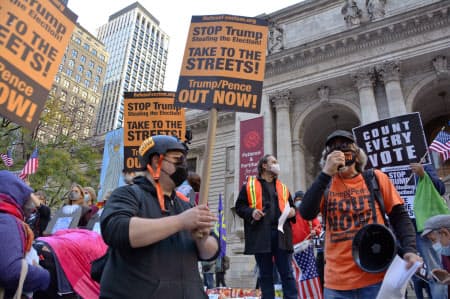 米大統領選の票を全て数えるよう求める集会の参加者(4日、ニューヨーク中心部)=共同