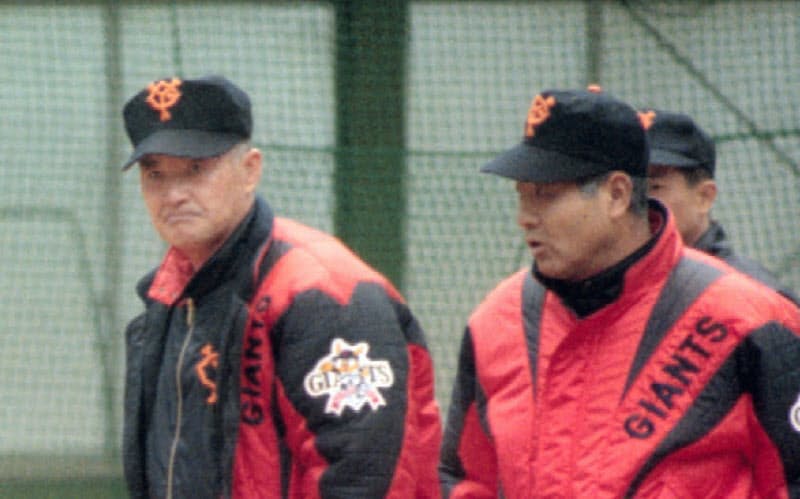 武上コーチ(右)との時間はかけがえのないものだった。写真は1998年キャンプで、長嶋監督(中央)と桑田投手の練習を見守る同コーチ=共同 武上コーチ(右)との時間はかけがえのないものだった。写真は1998年キャンプで、長嶋監督(中央)と桑田投手の練習を見守る同コーチ=共同