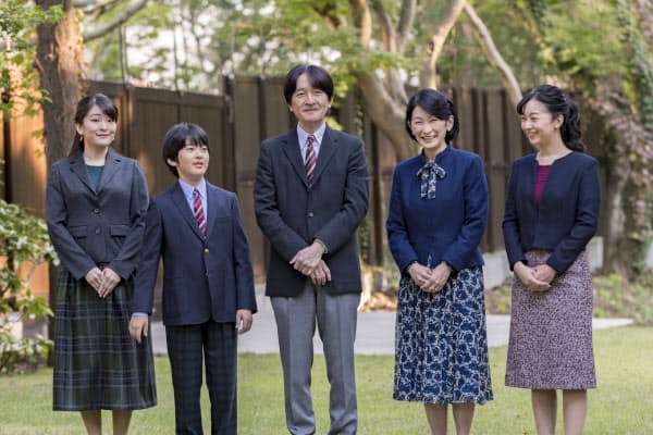 秋篠宮さまの54歳の誕生日を前に、そろって談笑するご一家(2019年11月、赤坂御用地内の御仮寓所の庭)=宮内庁提供