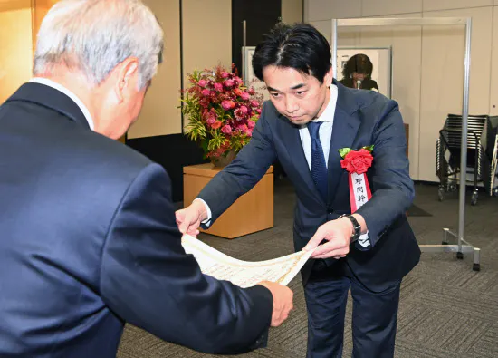 日経・経済図書文化賞を受賞する野間幹晴さん(6日、東京都千代田区)
