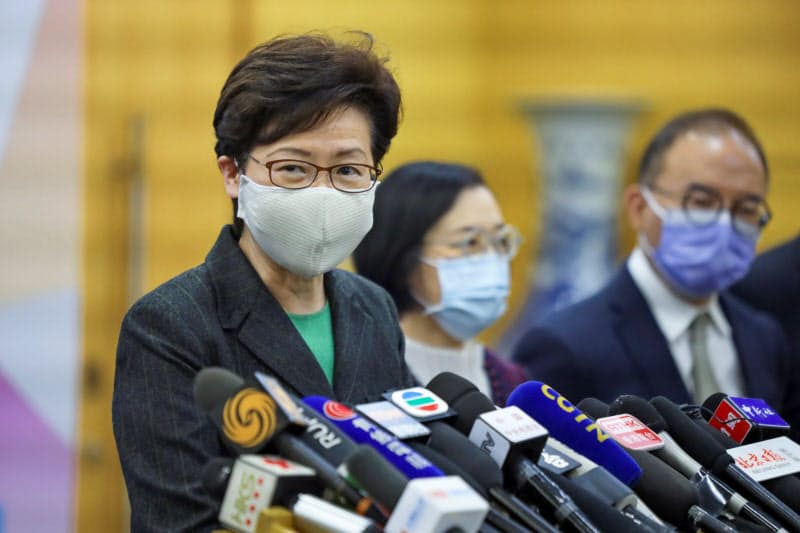 記者会見する香港の林鄭月娥・行政長官(6日、北京)=ロイター 記者会見する香港の林鄭月娥・行政長官(6日、北京)=ロイター