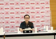 4~9月期決算を発表する沖縄銀行の山城正保頭取(6日、那覇市) 4~9月期決算を発表する沖縄銀行の山城正保頭取(6日、那覇市)