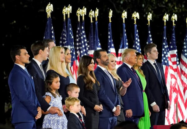 家族総出でトランプ大統領を支援している(8月、ワシントン)=ロイター