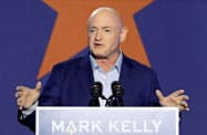 米西部アリゾナ州の上院選で勝利を確実にしたマーク・ケリー氏は元宇宙飛行士(3日、アリゾナ州ツーソン)=ロイター 米西部アリゾナ州の上院選で勝利を確実にしたマーク・ケリー氏は元宇宙飛行士(3日、アリゾナ州ツーソン)=ロイター